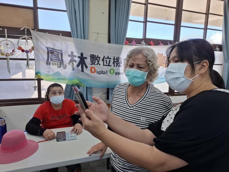 講師協助學員使用APP