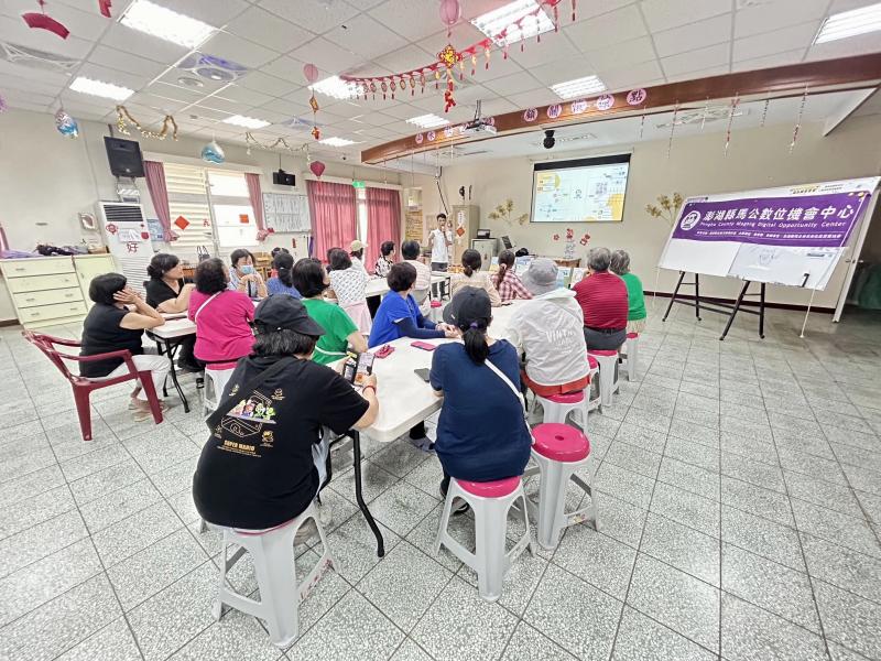 講師講解手機內載及下載各功能APP