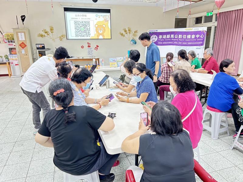 講師協助民眾解決操作手機問題