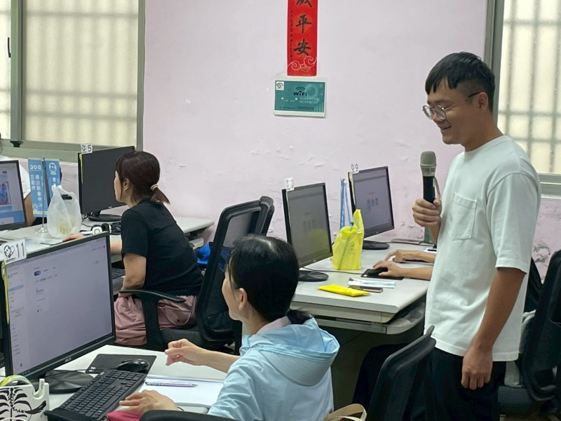 課程更進一步，導入新興的AI工具。陳老師帶領學員嘗試使用 ChatGPT，學習如何快速生成簡報所需的文字內容。