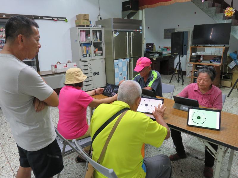 一起玩小遊戲，動手及動腦訓練。