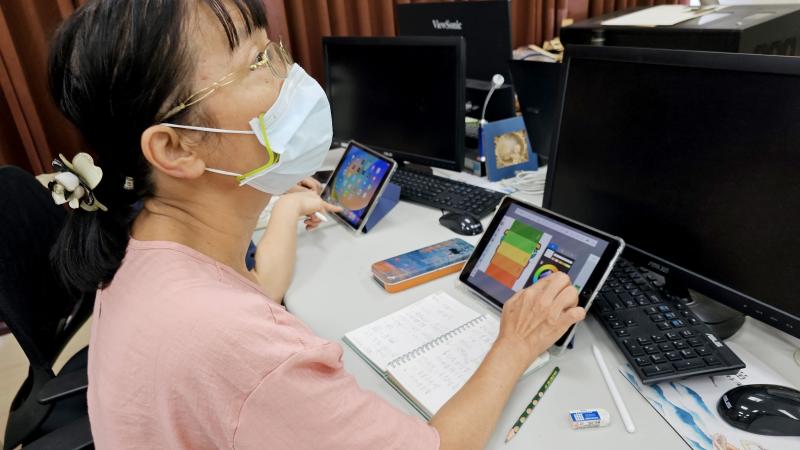 講師從熱轉印原理、設計及用色要點開始，深入淺出的講解，學員仔細聆聽。