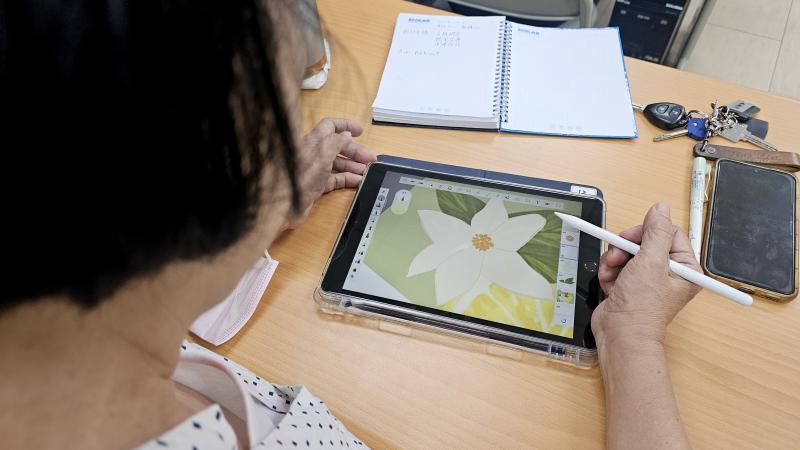 學員們專注畫出自己的印花圖案。