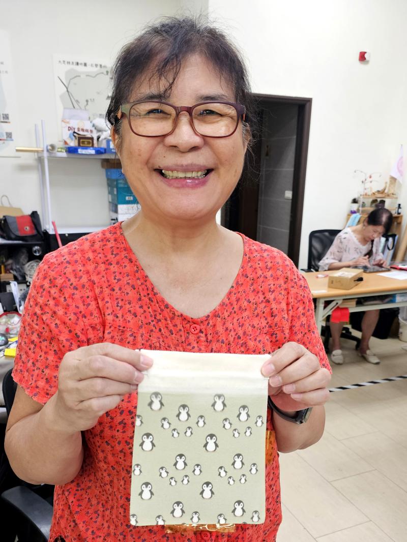 揭開轉印紙的那一瞬間，學員喜笑顏開。