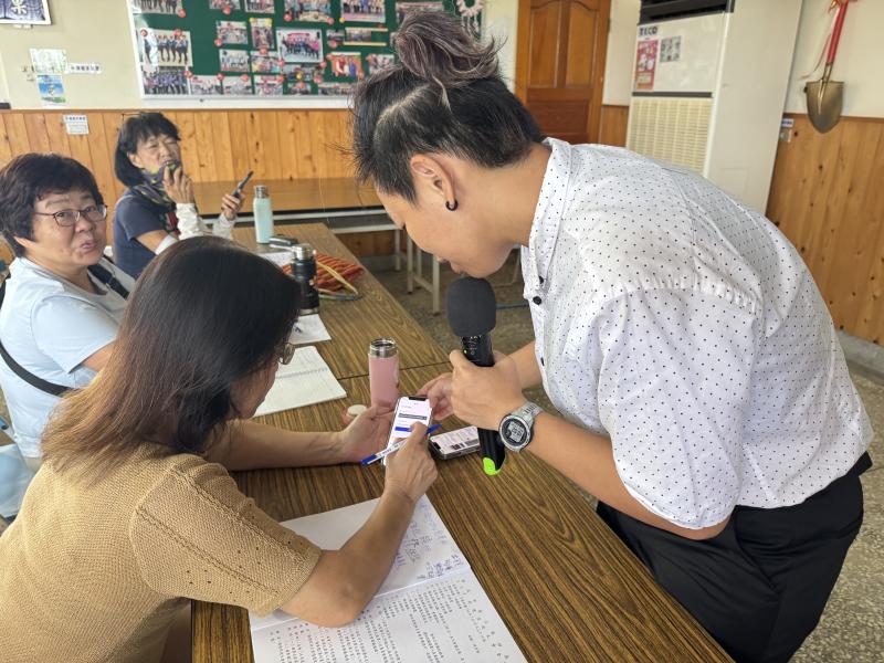 學員認真的學習及詢問老師如何使用手機規劃旅遊行程