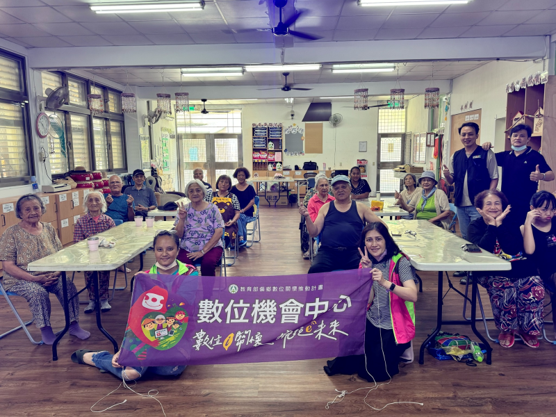 手機不只是用來聯絡、拍照,今天在東岳文健站,長輩們發現原來也能用它來「拍大片」