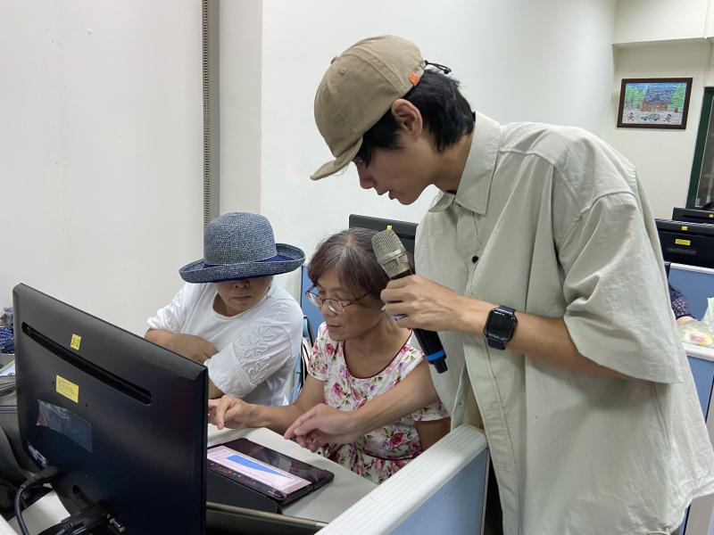 老師教導學員剪輯