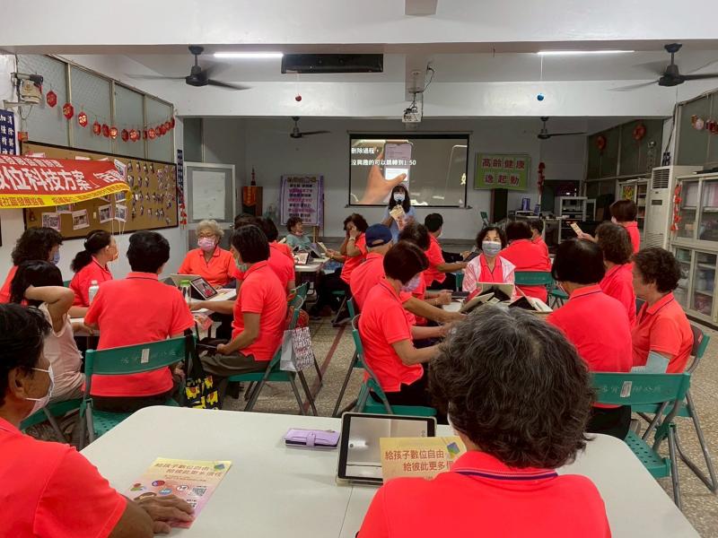 講師講解手機防護，學員認真聽講