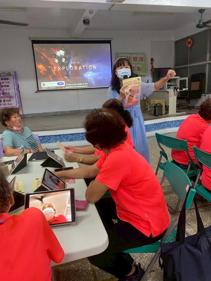 講師詳細解釋手機防護功能，學員用心思考