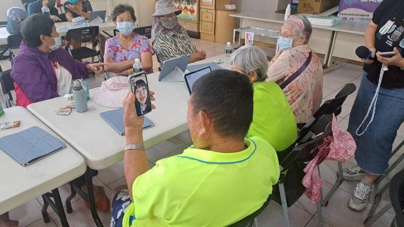 長者課程後練習用手機打視訊電話給孫女