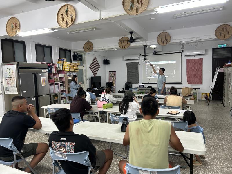 老師播放學員的成果作品