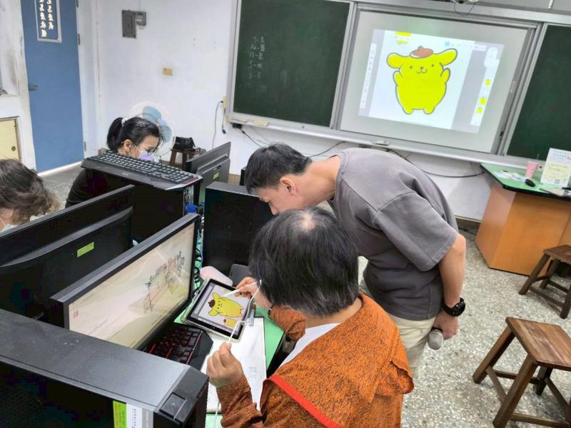 學員請教老師操作問題，了解後學習更有興趣