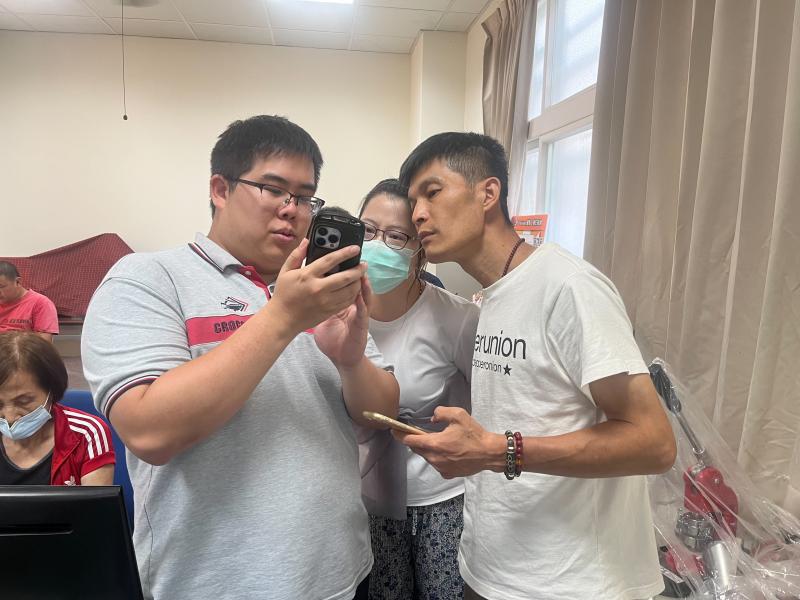 熟悉網頁連結、表單及下載操作，同時學會分辨安全網站，避免誤觸廣告與詐騙。