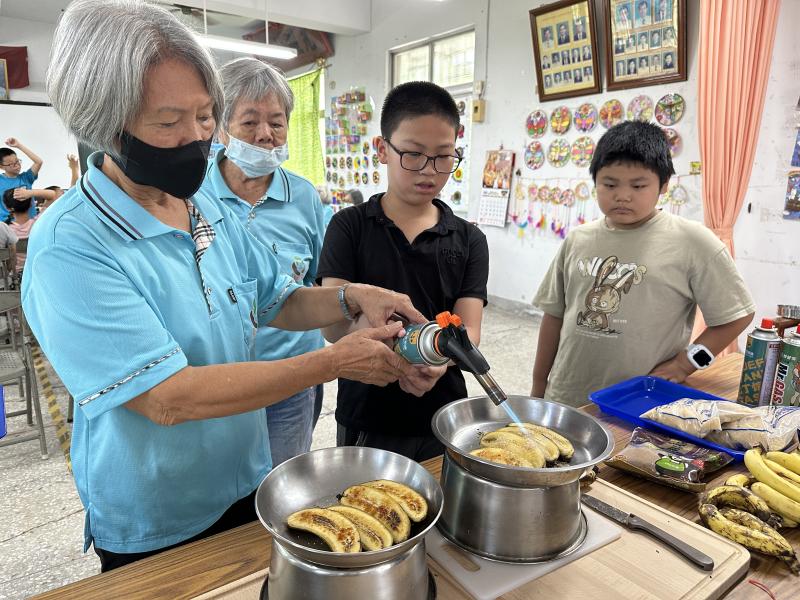 學生與長者一起做炙燒焦糖香蕉