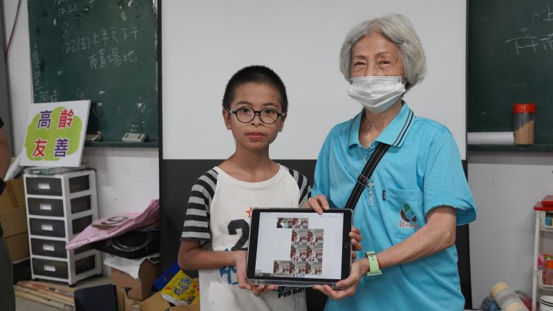 學生與長者一同分享共同編輯圖片
