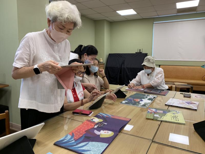 學員-麗紅奶奶認真學習拍攝