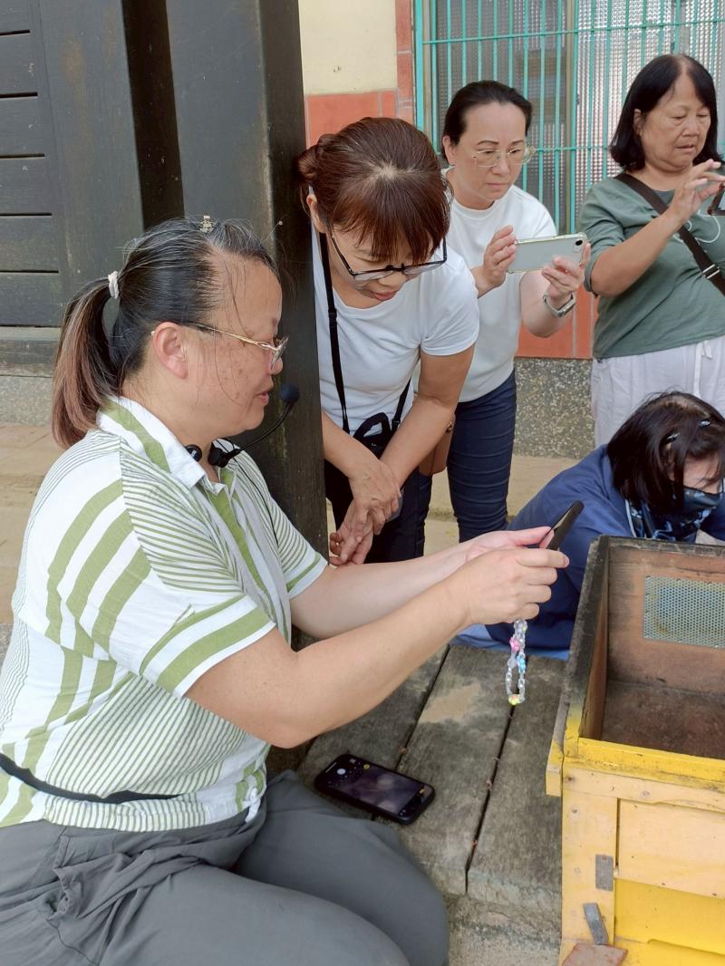 麥老師指導學員拍照技巧
