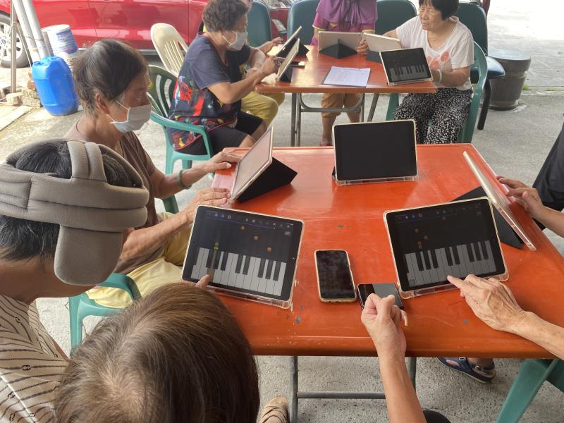 藉由數位遊戲來伸展手指活動，並訓練反應能力