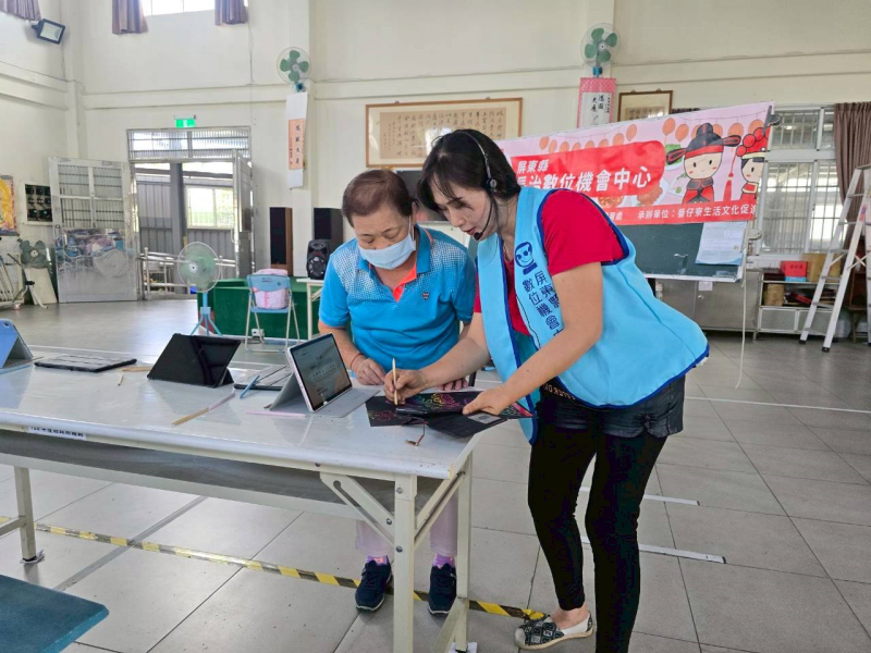 講師耐心指導長輩使用平板，學習連接Wi-Fi與相機操作，提升智慧生活技能。