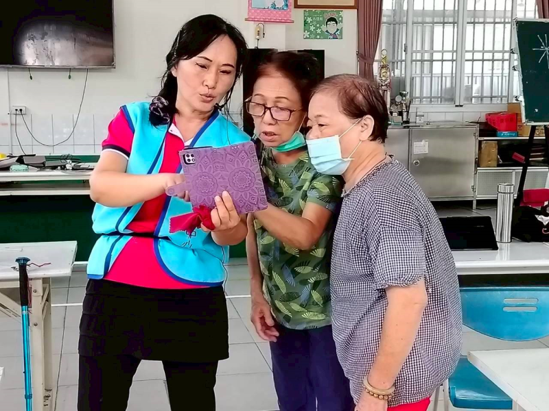 講師親自個別指導,長輩學習用手機拍照錄影並分享