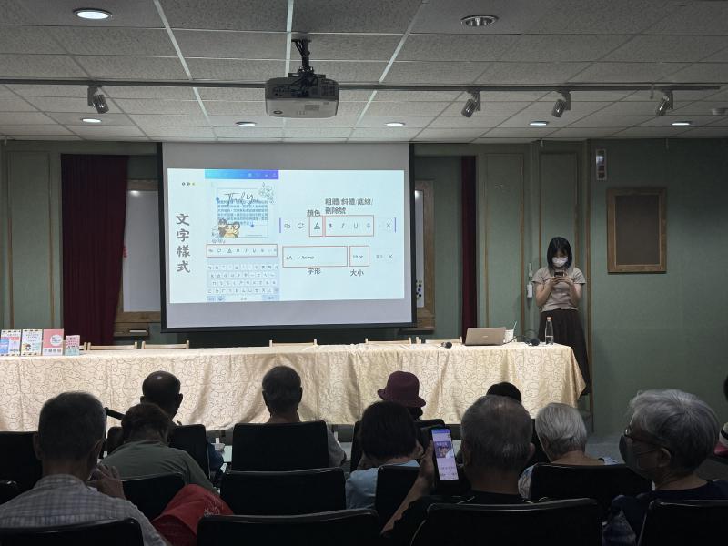 主題為「AI圖片與電子賀卡製作」。課程中，講師先教學員利用Copilot生成圖片，再透過Canva設計專屬賀卡，將兩者結合製作出充滿巧思的動態電子賀卡。參與學員在實作過程中，體驗到AI工具的便利與設計的樂趣，不僅提升數位應用能力，也為日常生