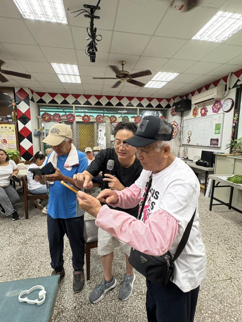 長者哪出自己的手機練習拍照