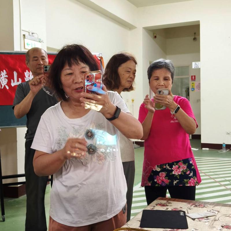 學員們練習自拍作素材，體驗變臉風格