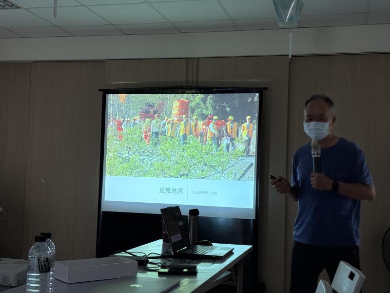 學員練習介紹拍攝畫面