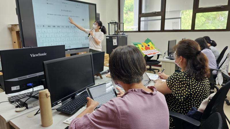 講師介紹生成式 AI 以指令讓 AI 協助產生文案。