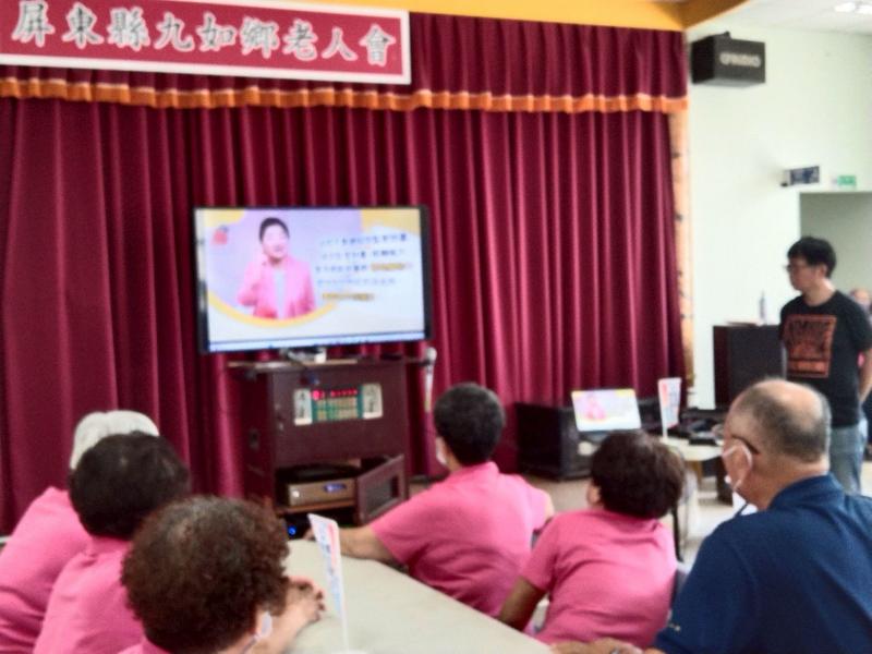 老師以影片讓學員了解現在可運用AI軟體揣模親人影像達到詐騙的手法