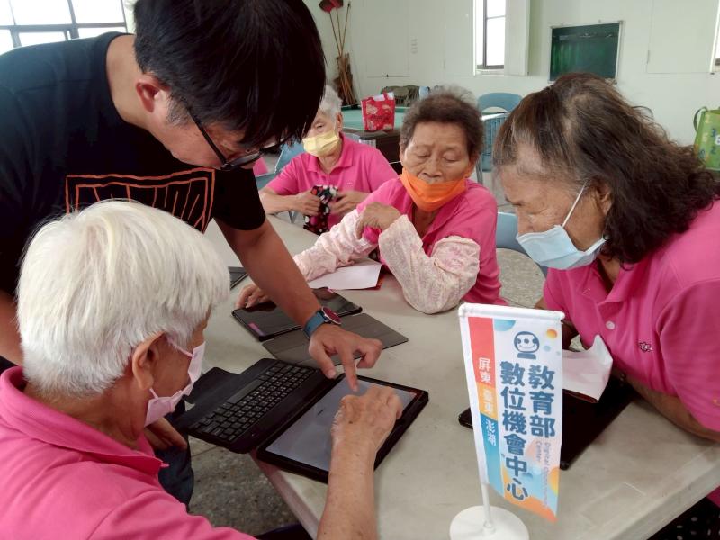 老師指導學員如何開積極搜尋防詐騙影片