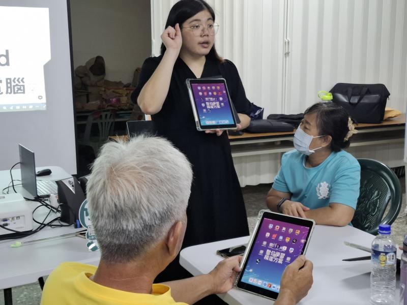 老師說明平板操作方法