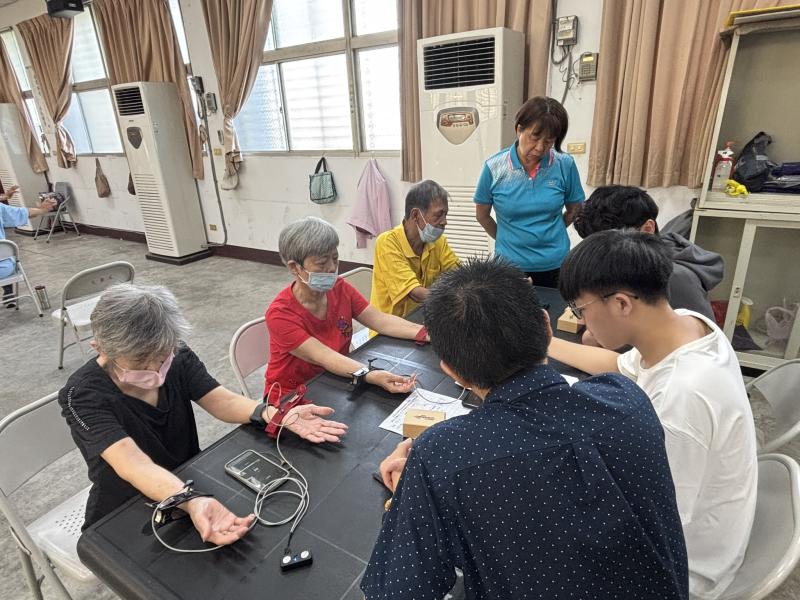 長輩參與健康量測，學習數位應用，促進自我健康管理。