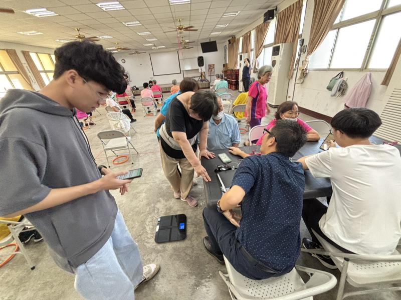 長輩投入健康量測與數位學習，增進健康知識並提升數位能力。