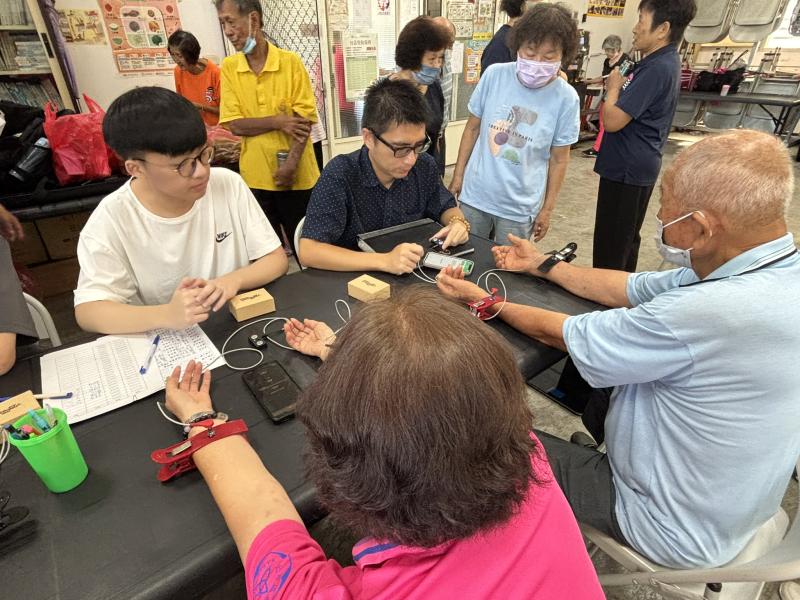長輩認真運用數位工具量測並紀錄，提升健康自我管理能力。