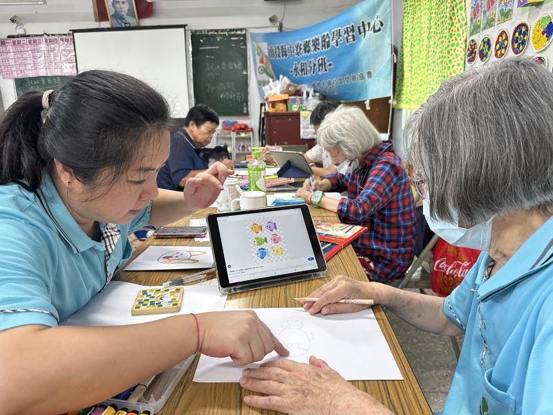 小幫手協助學員用平板搜尋圖案