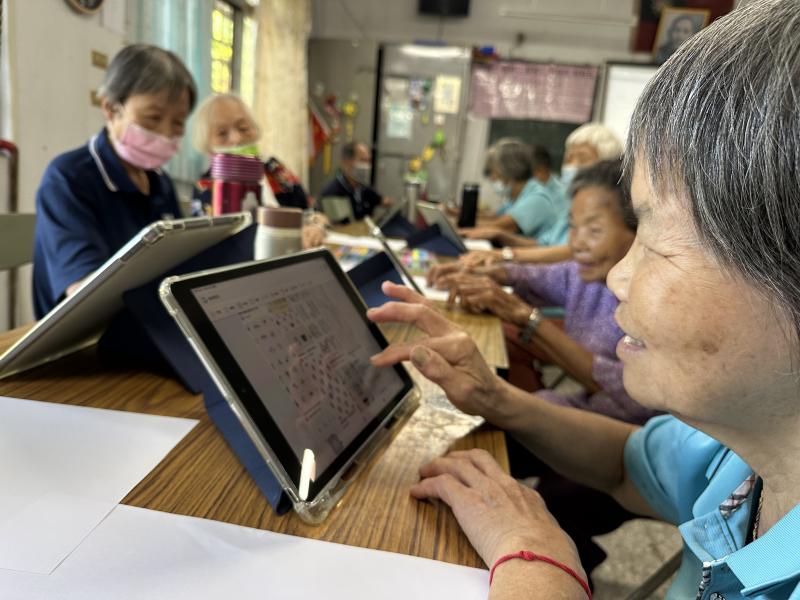 學員用平板線上搜尋圖案畫圖