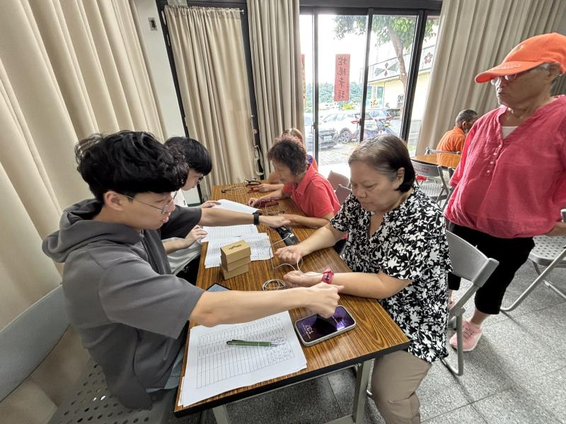 長輩透過設備量測數據，提升健康意識並更關注自我身心管理。