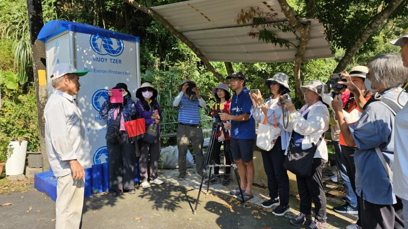 講師帶領學員走出教室進行實地訪談。