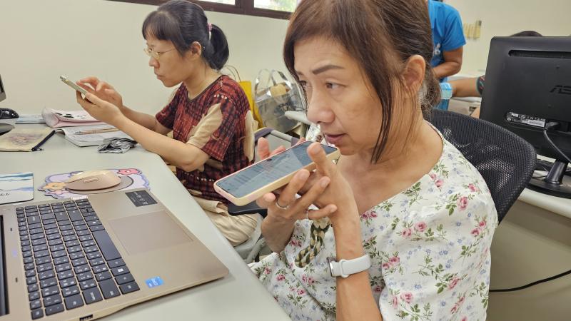 學員練習錄製口播稿。