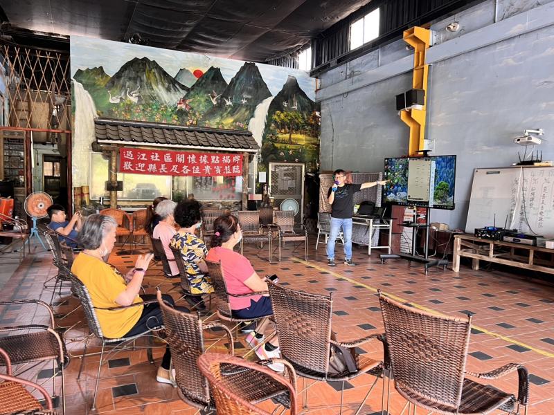 講師帶領學員操作交通、氣象與地圖APP，如訂票系統、Google Map與Windy，提升日常生活效率。