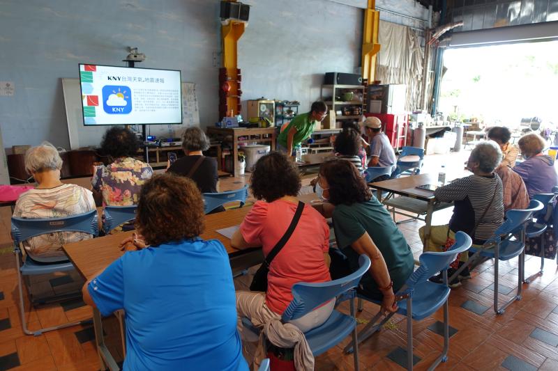 學員實作修圖APP「相片大師」，體驗編輯樂趣，並學習Whoscall應用，強化手機安全觀念。