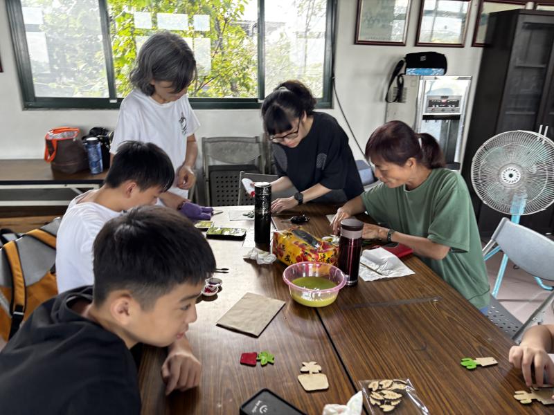 親子將雷雕後作品加以彩繪。