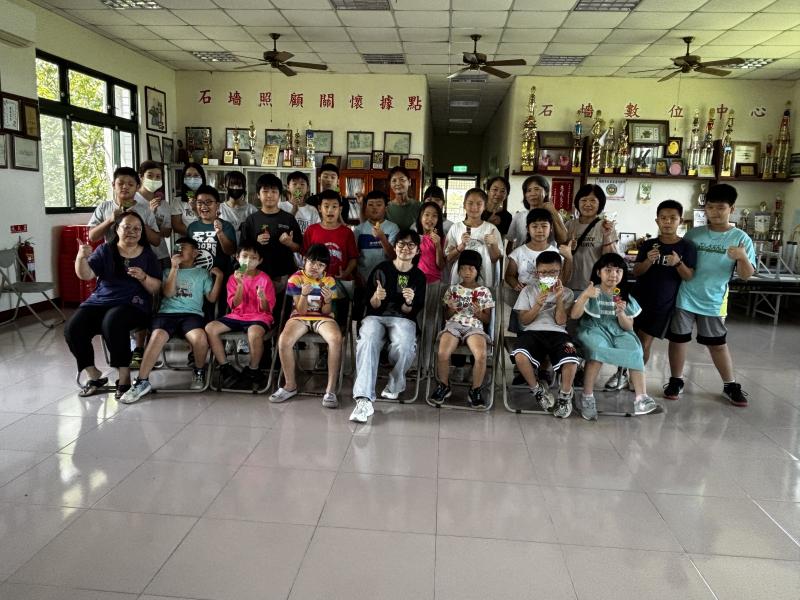 親子雷雕作品大合照。