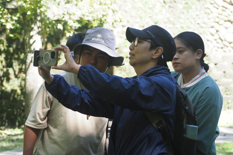 講師教導學員於戶外用手機拍攝