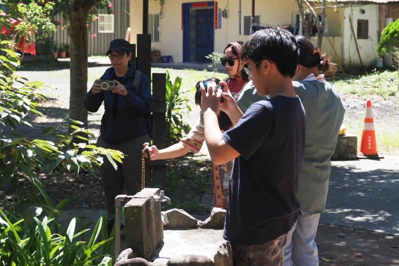 學員們於戶外進行練習