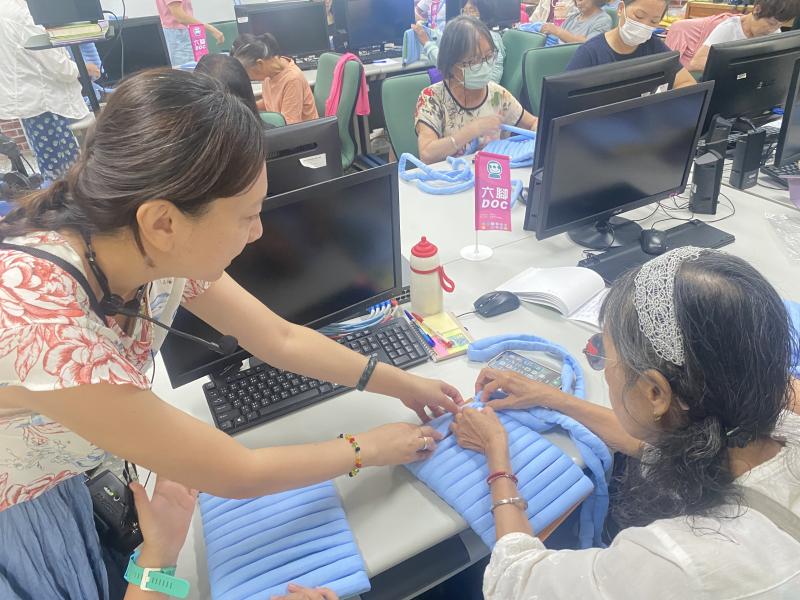 老師指導學員們進行編織