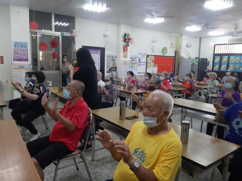 課程一開始,講師先介紹平板的操作、使用方法,並帶領大家先做了手指暖身運動。透過張開握拳和模擬撥動平板的動作,不但讓手指更靈活,也幫助學員們在輕鬆的狀態下開始學習。