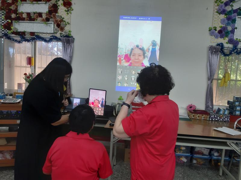 講師運用美圖軟體教大家拍出不同造型風格的照片,請學員二人一組練習,一位拍照、一位當主角,在互換角色。這不僅讓大家掌握了拍照巧,也促進了彼此交流。整堂課下來,長輩們收穫滿滿,展現自信與笑容。