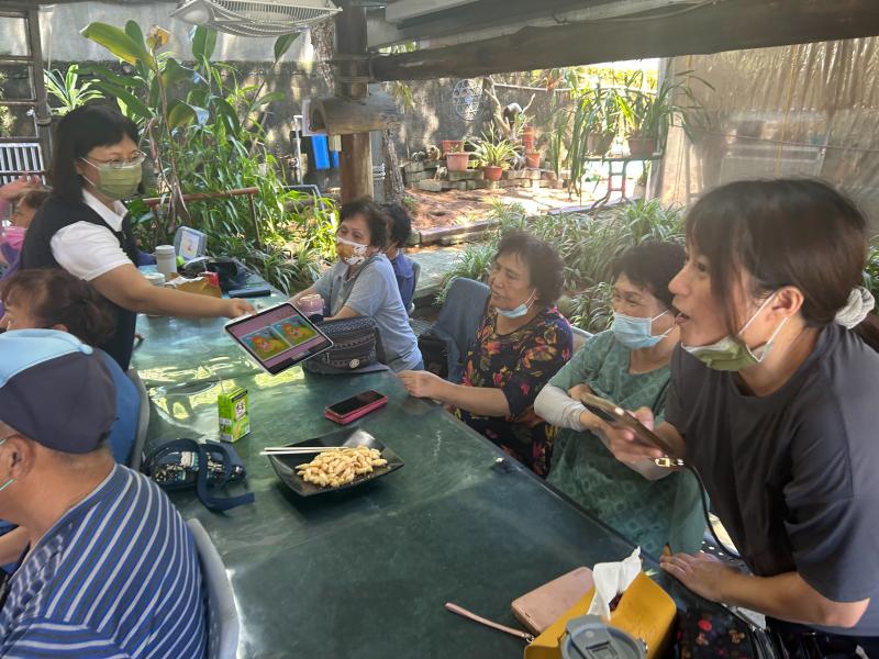 講師還特別安排了幾款「健康平板小遊戲」給我們玩，像是反應力測驗、記憶配對遊戲，還有輕鬆的腦力拼圖。這些遊戲不僅讓我們動動腦，也增添了課堂的笑聲。